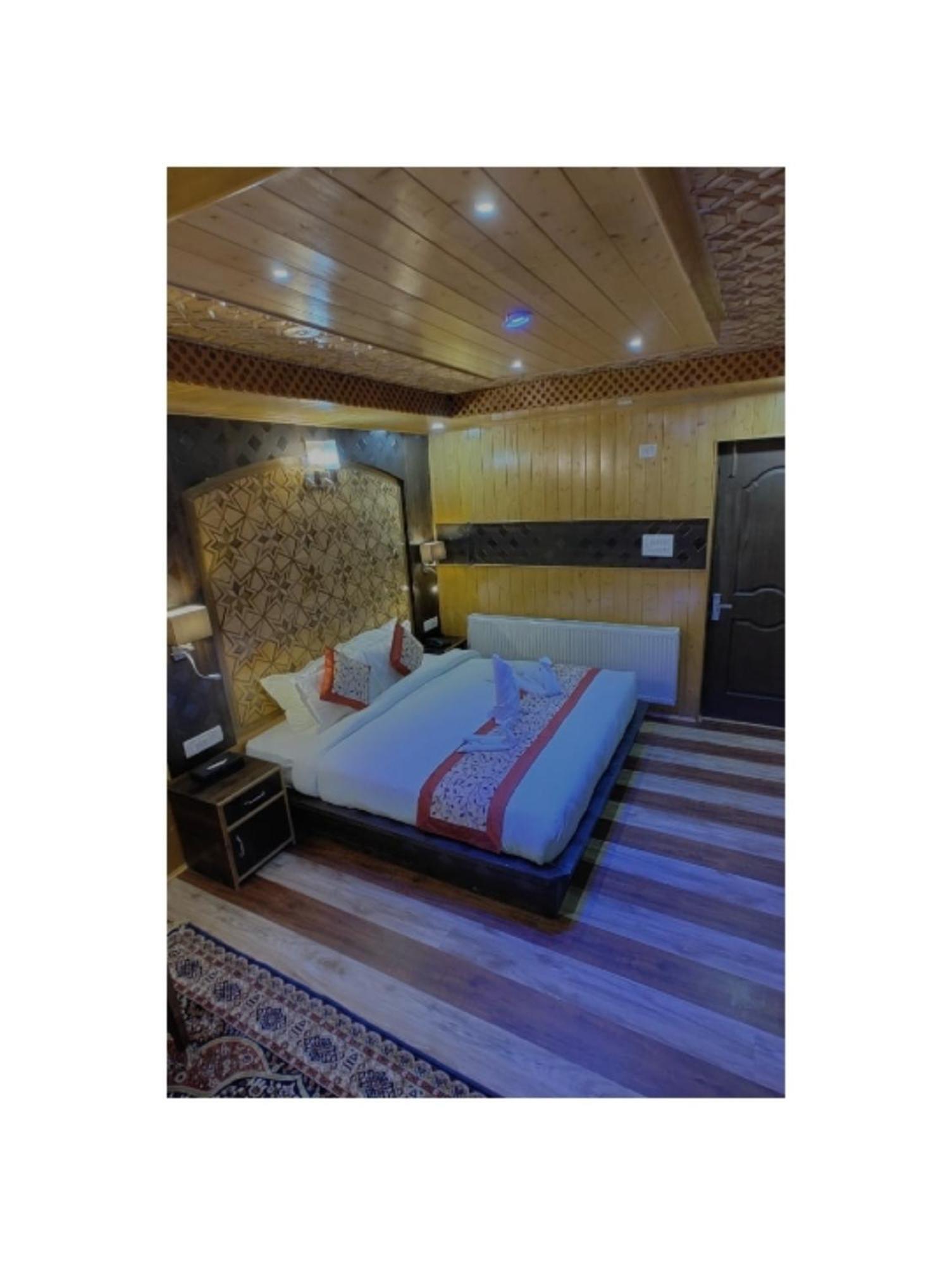 Hotel Shanu Premium Gulmarg Esterno foto